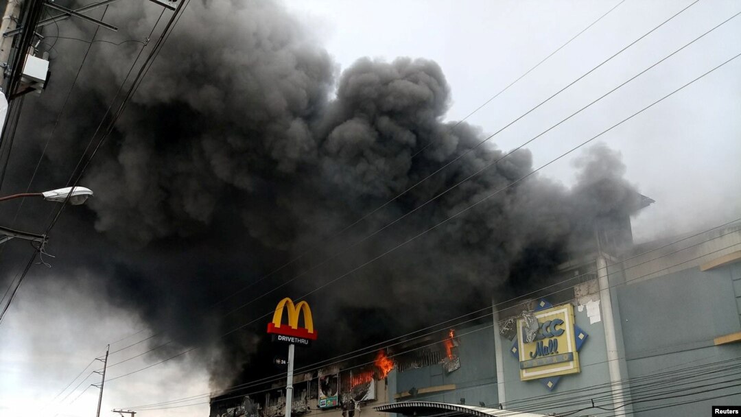 Asap tebal akibat kebakaran pusat perbelanjaan di Davao City, Filipina hari Sabtu (23/12). 37 karyawan dinyatakan hilang dan kemungkinan besar telah tewas. 