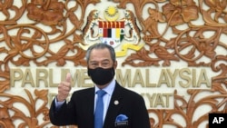 Perdana Menteri Muhyiddin Yassin berfoto bersama di gedung parlemen, di Kuala Lumpur, Malaysia, Kamis, 26 November 2020. (Foto: AP)