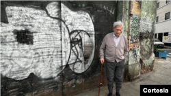 El escritor peruano Mario Vargas Llosa posa el 28 de noviembre frente al local en Lima donde funcionó el bar "La Catedral", central en la trama de una de sus grandes novelas. Foto tomada de X/ Álvaro Vargas Llosa.