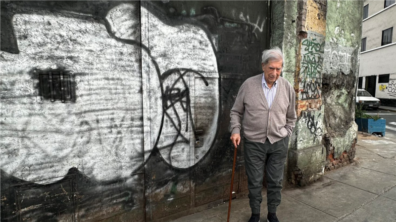 Vargas Llosa se fotografía frente a derruido bar en Perú que inspiró una de sus novelas hace 55 años