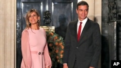 ARCHIVO - El presidente del gobierno español, Pedro Sánchez, y su esposa, Begoña Gómez, llegan a la residencia oficial del primer ministro británico en Londres, el 3 de diciembre de 2019. 