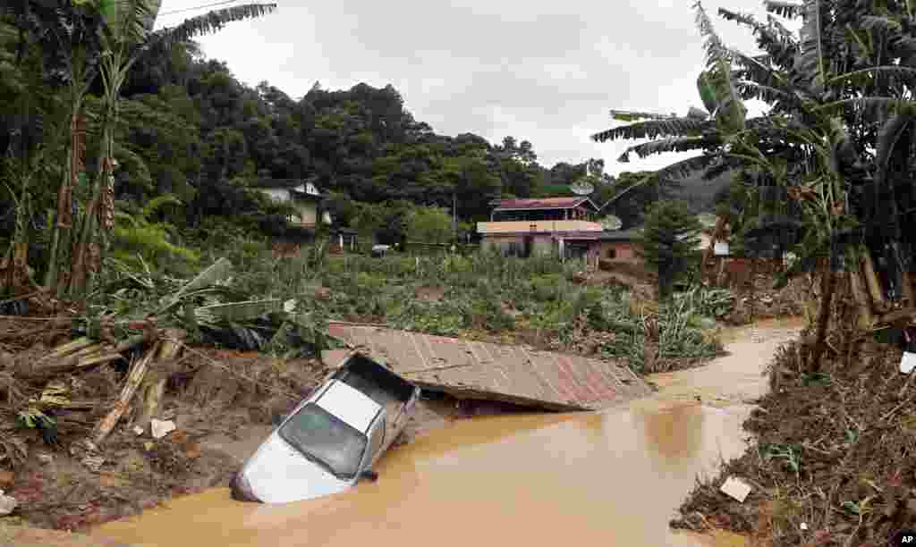 Veículo arrastado numa enxurrada de água e lama, Teresópolis, perto do Rio de Janeiro.