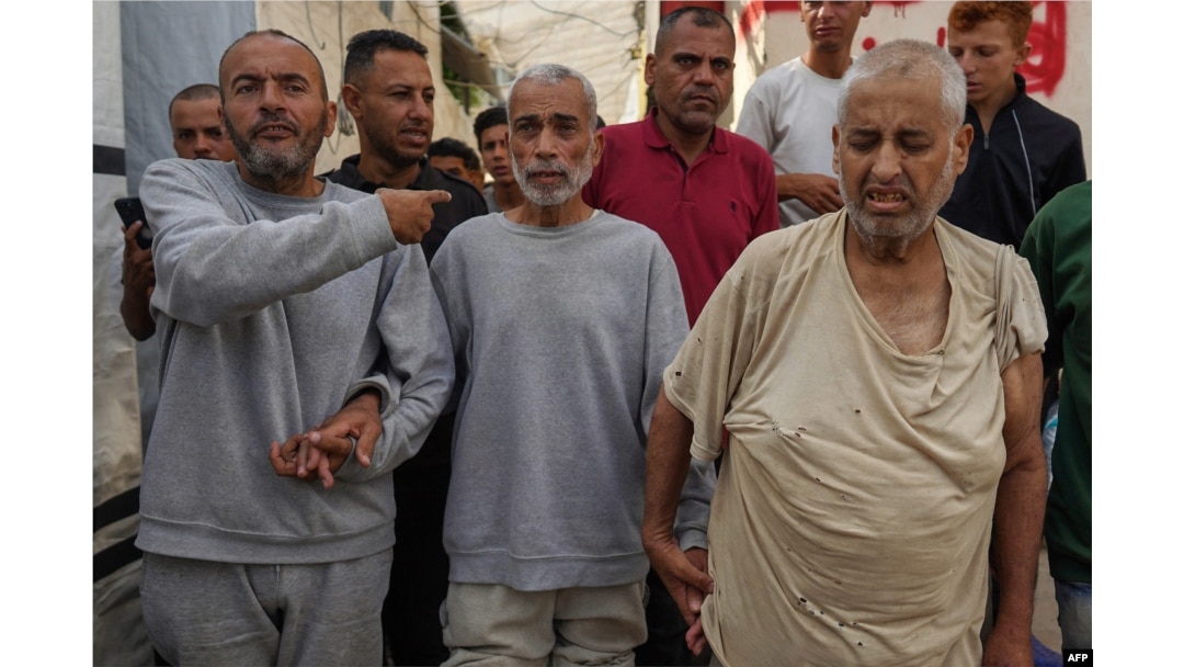 Pria Palestina yang ditahan oleh pasukan Israel tiba di Rumah Sakit Martir Al-Aqsa di Deir al-Balah di Jalur Gaza tengah, setelah dibebaskan, 1 Juli 2024. (Bashar TALEB / AFP)