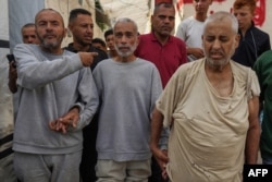 Pria Palestina yang ditahan oleh pasukan Israel tiba di Rumah Sakit Martir Al-Aqsa di Deir al-Balah di Jalur Gaza tengah, setelah dibebaskan, 1 Juli 2024. (Bashar TALEB / AFP)