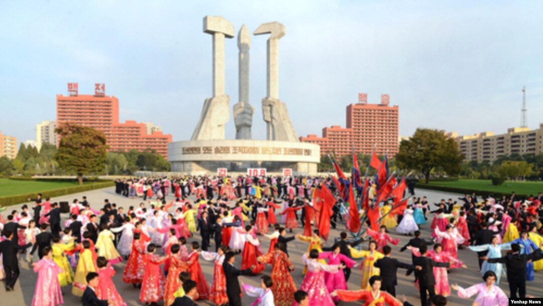 김정일 북한 국방위원장이 노동당 총비서로 추대된 17돌을 맞아 평양에서 학생들의 무도회가 열렸다.