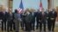 Članovi američke delegacije u društvu ambasadora SAD u Beogradu Majkla Kirbija (prvi s leva)