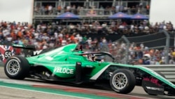 FILE - Pembalap Seri W Jamie Chadwick (55), asal Inggris, mengemudikan mobilnya saat melewati tikungan dalam balapan mobil Seri W di Circuit of the Americas, Minggu, 24 Oktober 2021, di Austin, Texas. (Eric Gay/AP)