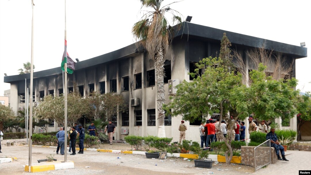 Gedung Komisi Pemilihan pasca serangan bunuh diri di Tripoli, Libya, 2 Mei 2018.