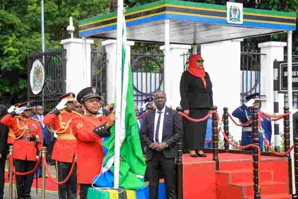 سامیا سولوهو حسن، به عنوان رئیس جمهوری تانزانیا، در کاخ دولتی در دارالسلام سوگند یاد کرد. خانم حسن به عنوان اولین رئیس جمهوری زن در تانزانیا، تاریخ‌ساز شد.