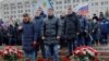 Warga Rusia mengikuti upacara untuk mengenang puluhan tentara Rusia yang terbunuh di Makiivka, wilayah Donetsk, dalam doa bersama di Glory Square di kota Samara, Rusia, Selasa 3 Januari 2023. 
