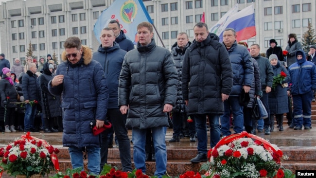 Njerëzit duke marrë pjesë në ceremoninë për të vrarët në Samara