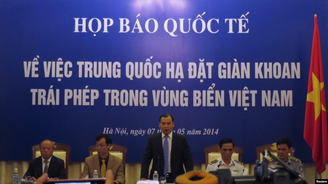 Phát ngôn viên Bộ Ngoại giao Việt Nam nói chuyện tại một cuộc họp báo về việc Trung Quốc đặt giàn khoan trái phép ở biển Đông, 7/5/14