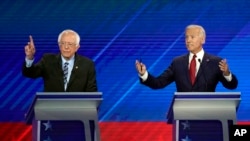 Bernie Sanders (esq) e Joe Biden (dir) em confronto no debate