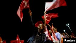 Bi hezaran kesan, di dema vegera welêt de pêşwazîya Serokwezîrê Tirkîyê Erdogan kirin. Stenbol, Hezîran, 7, 2013.  