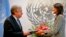 La ex gobernadora de Carolina del Sur Nikki Haley, presenta sus credenciales al Secretario General de las Naciones Unidas, Antonio Guterres, como nueva embajadora de los EE.UU.