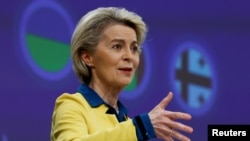 Presiden Komisi Eropa Ursula von der Leyen berbicara dalam konferensi pers mengenai status pencalonan Ukraina sebagai anggota Uni Eropa di Brussels, Belgia, pada 17 Juni 2022. (Foto: Reuters/Yves Herman)