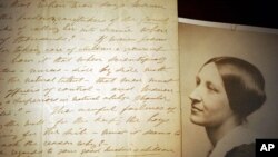  سوزان بی آنتونی، رهبر جنبش حق رای زنان، در کنار نامه دستنویس خودش به تاریخ ۱۸۹۸ در نمایشگاهی در «موزه آزادی دستنوشته های کارپلس» در شهر بوفالو در ایالت نیویورک. 
