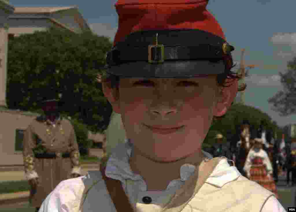 Мальчик в форме периода Гражданской войны