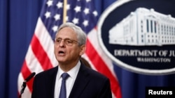 Jaksa Agung AS Merrick Garland mengumumkan penunjukan Jack Smith sebagai penasihat khusus penyelidikan mantan presiden Donald Trump, di ruang rapat Departemen Kehakiman AS di Washington, AS, 18 November 2022. (Foto: REUTERS/Evelyn Hockstein)