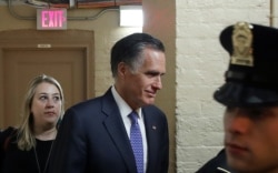 El senador estadounidense Mitt Romney (R-UT) camina hacia un elevador en el Capitolio de EE.UU. antes de la reanudación y esperados votos finales en el juicio de juicio político del presidente Donald Trump, el 5 de febrero de 2020.
