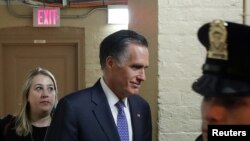 Senator Mitt Romney di Capitol menjelang pemungutan suara terkait sidang pemakzulan Presiden Trump, Washington, 5 Februari 2020.