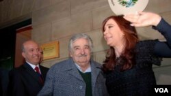 El intendente de Salto, Germán Coutinho, fue el anfitrión de los presidentes de Uruguay, José Mujica, y Argentina, Cristina Fernandez, para inaugurar un tren binacional de pasajeros.