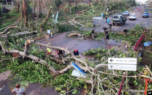 Polisi membersihkan jalan di wilayah Prancis Mayotte di Samudra Hindia, setelah pulau itu dilanda topan terburuk dalam hampir satu abad, dalam foto yang tidak bertanggal dan dirilis pada Selasa, 17 Desember 2024. (Ministere de l'Interieur/Gendarmerie Nationale via AP)