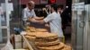 بحران معیشت در ایران؛ بررسی طرح توزیع نان با «کارت مخصوص»