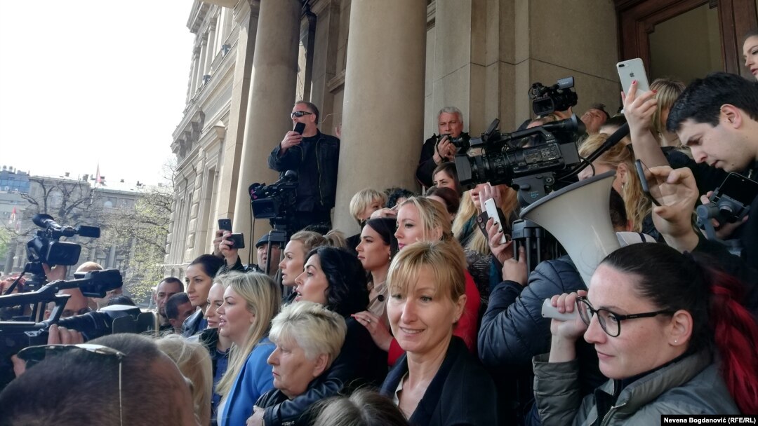 Gužva ispred Skupštine grada Beograda prilikom današnjeg pokušaja predstavnika opozicionog Saveza za Srbiju da uđu u zgradu (Foto: RFE/RL/Nevena Bogdanović)