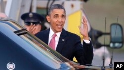 El presidente Obama gesticula al llegar al aeropuerto de Seattle-Tacoma, parte de su gira por la costa Oeste del país.