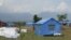 Tenda-tenda untuk para pengungsi sumbangan pemerintah China dan Swiss di lokasi pengungsian desa Ngata Baru, Palu, Sulawesi Tengah (Foto: VOA/Yoanes).