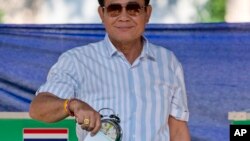 ນາ​ຍົກ​ລັດ​ຖະ​ມົນ​ຕີ ໄທ ທ່ານ ປ​ຣະ​ຢຸດ ຈັນ​ໂອ​ຊາ ປ່ອນ​ບັດ​ຄະ​ແນນ​ສຽງ ຢູ່ສະ​ຖານ​ທີ່​ປ່ອນ​ບັດ​ໃນ​ ບາງກອກ, ໄທ. 24 ມີ​ນາ, 2019.