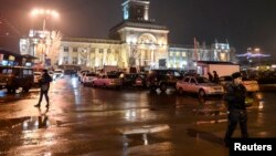 2013年12月29日伏尔加格勒: 内政部成员爆炸现场站岗