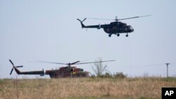 Helikopter Militer Rusia sedang latihan terbang di dekat Novocherkassk, wilayah Rostov, sekitar 50 kilometer dari perbatasan Ukraina-Rusia (Foto: dok). Rusia telah mengundang diplomat dari 18 negara untuk mengunjungi wilayah ini, Selasa (15/7).