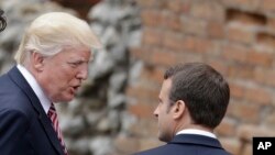 Le président français Emmanuel Macron, à gauche, discute avec son homologue américain Donald Trump en marge du sommet G7 en Italie, 26 may 2017.