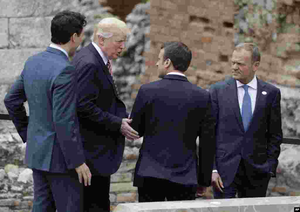 Le président américain, Donald Trump, parle avec le Premier ministre canadien Justin Trudeau, à l&#39;extrême gauche, en Italie, le 26 mai 2017. 