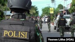 Pengamanan oleh Aparat Brimob di depan Polsek Poso Pesisir Selatan pasca peristiwa kontak tembak antara TNI Polri dengan dua pelaku jaringan Santoso, 9 Februari 2016, sebagai ilustrasi. (Foto: VOA/Yoanes Litha)