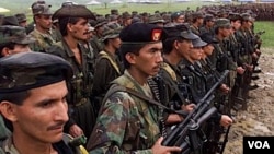 Para anggota pasukan pemberontak utama Kolombia, FARC (foto: dok).