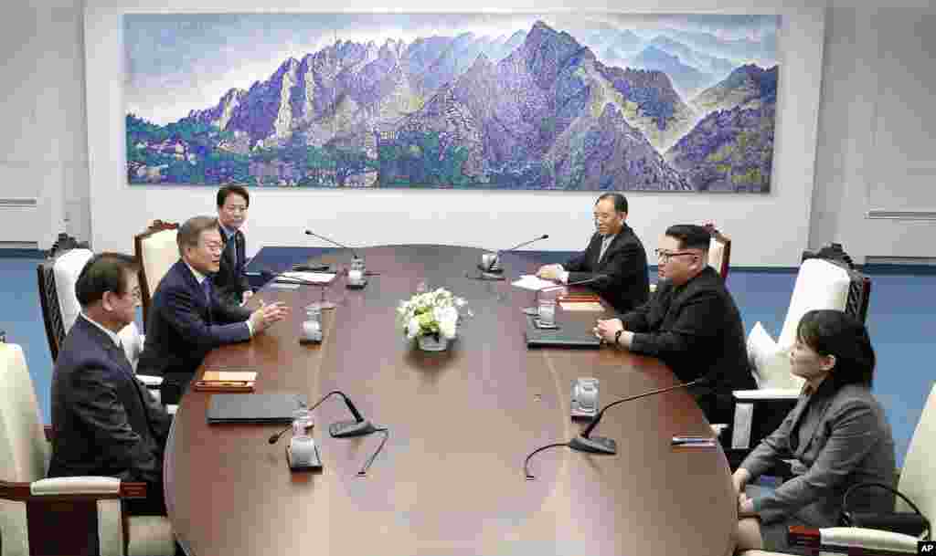 문재인 한국 대통령과 김정은 북한 국무위원장이 판문점 평화의 집 2층 회담장에서 남북정상회담을 하고 있다.