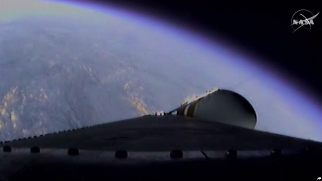 Foto yang dikeluarkan oleh NASA ini memperlihatkan pemandangan dari pesawat ruang angkasa Orion saat mengorbit pada uji coba penerbangan 5/12/2014. 