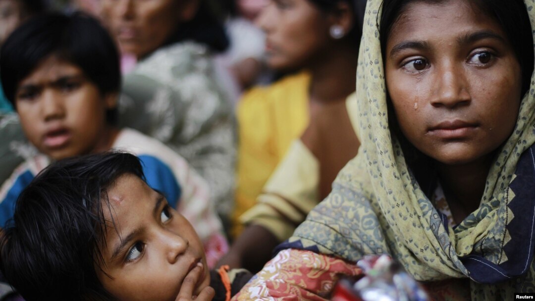A woman displaced by recent violence in the Kyukphyu township cries after arriving to Thaechaung refugee camp outside of Sittwe, October 28, 2012.