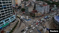 Situasi lalu lintas yang padat di persimpangan Shwegontai di Rangoon, Myanmar.