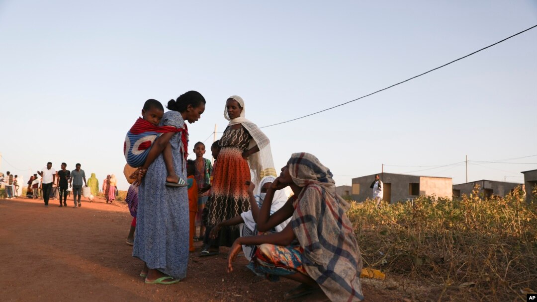 Pengungsi Etiopia di wilayah Qadarif, timur Sudan, 16 November 2020. (Foto: AP)