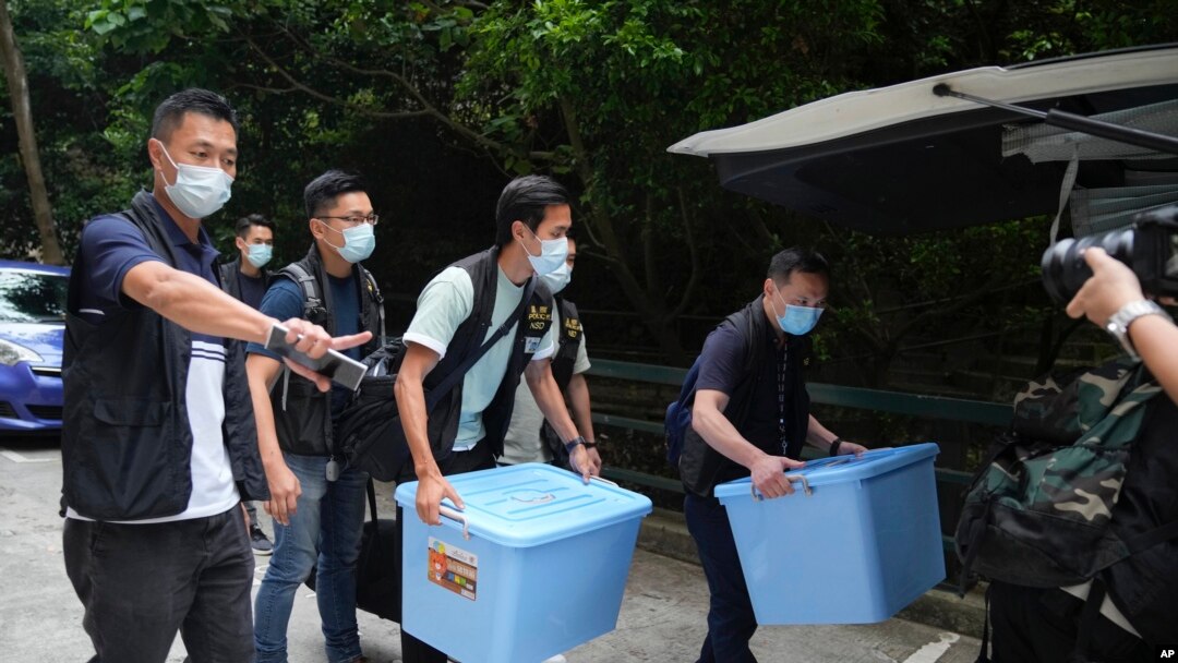 香港警察突襲搜查港大學生會辦公室，查抄了數箱文件。（2021年7月16日）