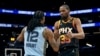 El base de los Memphis Grizzlies, Ja Morant (12), y el delantero de los Phoenix Suns, Kevin Durant (35), se dan la mano después de un partido de baloncesto de la NBA, el martes 11 de febrero de 2025, en Phoenix. AP/Rick Scuteri