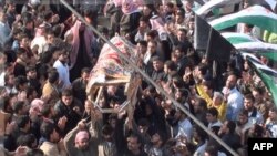 Prizor sa sahrane jednog od antivladinih demonstranata ubijenih u sirijskom gradu Homsu