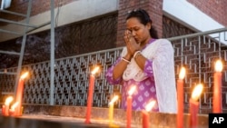 বাংলাদেশের রাজধানী ঢাকায় ঢাকেশ্বরী মন্দিরে একজন হিন্দু নারী প্রার্থনা করছেন। ফটোঃ ১১ অগাস্ট, ২০২৪। 