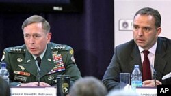 Gen. David Petraeus, top US and NATO commander (L), and Ambassador Mark Sedwill, NATO Senior Civilian Rep. in Afghanistan address discuss 'The International Mission in Afghanistan' at the United Services Institute in London, 15 Oct 2010