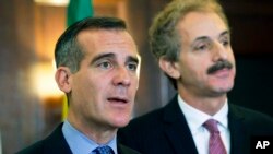 El fondo anunciado por el alcalde, Eric Garcetti,izquierda, será para empezar por un total de $10 millones de dólares y podría ir incrementándose gracias a los aportes voluntarios de otras instituciones.