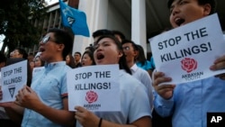 Para mahasiswa dari Universitas Filipina dalam unjuk rasa mengenang orang-orang yang terbunuh dalam 'perang narkoba' yang dilancarkan oleh Presiden Filipina Rodrigo Duterte di Quezon City, Filipina, 27 Maret 2019.